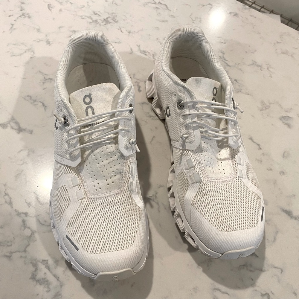 OnCloud Cloud 5 sneakers- only worn a couple times!